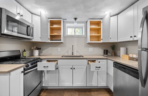 Reading Apartamento | Charming 1BR apt -close to public transit -has parking -30min drive to BOS/Salem