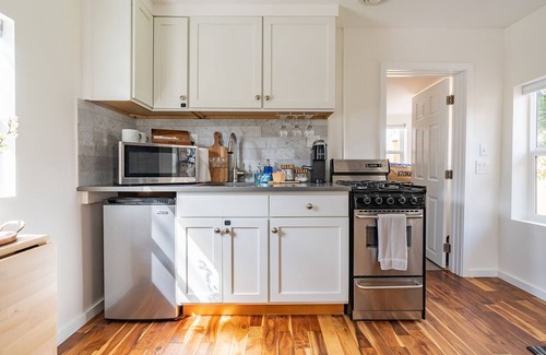 West Woodland Cabaña | Walk to Award-winning Restaurants Cute Cottage