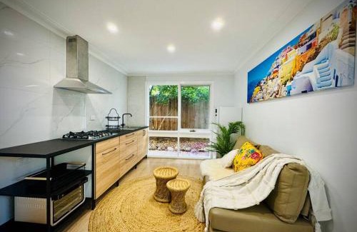 Wantirna South Casa | Charming 1BR Granny Flat Conveniently Located near Knox Shopping Center