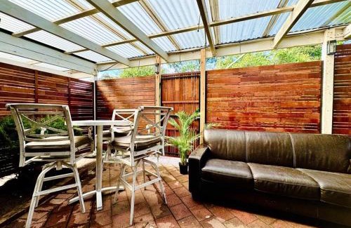 Wantirna South Casa | Charming 1BR Granny Flat Conveniently Located near Knox Shopping Center