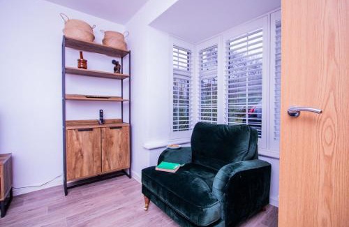 Eccles Casa | Charming 1BR House in Eccles with Free Parking