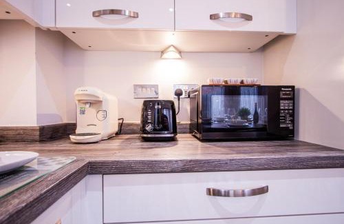 Eccles Casa | Charming 1BR House in Eccles with Free Parking