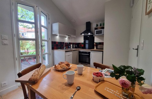 Saint-Galmier Cabaña | Acogedor apartamento con terraza y jardín, equipado y bien situado para parejas o viajeros de negocios
