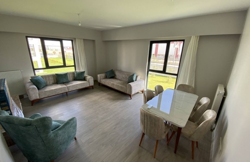 Basaksehir Apartamento | Charming 2+1 Furnished Property in Basaksehir, Just 500 Meters far from Metro