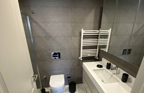 Basaksehir Apartamento | Charming 2+1 Furnished Property in Basaksehir, Just 500 Meters far from Metro