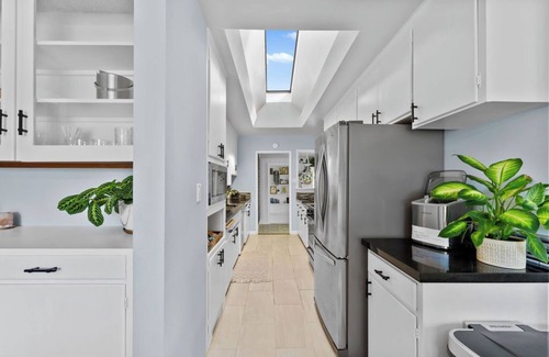 Vista Casa | Charming 2/1-house with Plantiful SunRoom and Hot Tub
