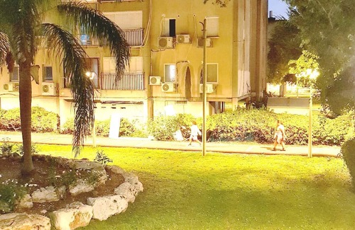 Nahariya Apartamento | Charming 2 bdr Apartment by the beach, A/C, nearby water sports, family friendly