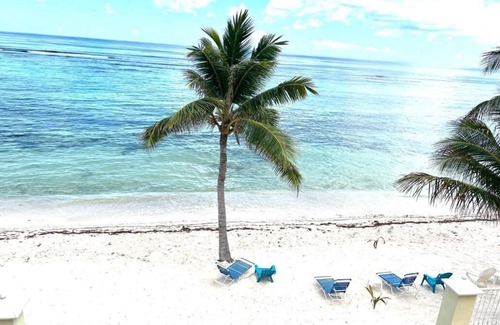 Bodden Town Condominio | Charming 2-bdrm beachfront condo in serene Bodden Town, including a renter car!