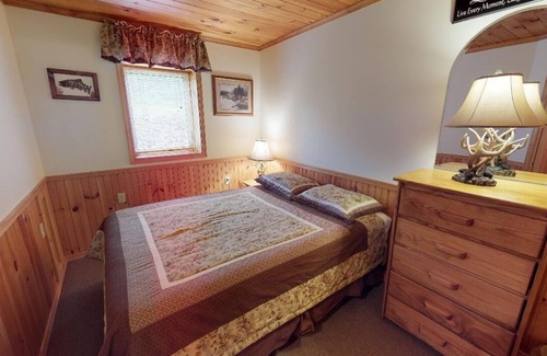 Sabinsville Cabina | Charming 2-bdrm lodge on Pine Creek, hot tub, fire ring, Cherry Springs & Canyon