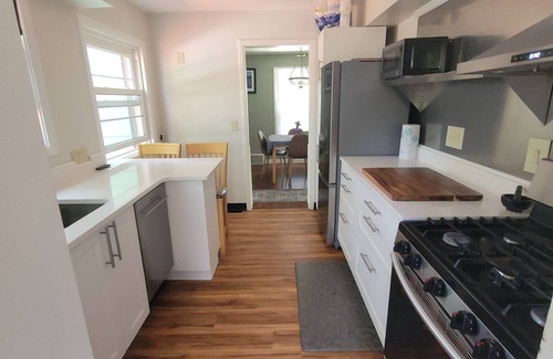 Cleveland Casa | Charming 2-bedroom house with WiFi, AC/heating in Cleveland Heights.Whole house.