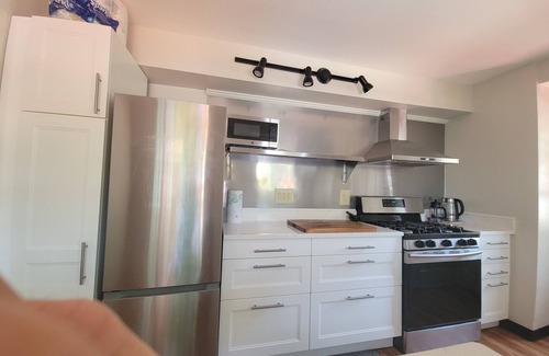 Cleveland Casa | Charming 2-bedroom house with WiFi, AC/heating in Cleveland Heights.Whole house.