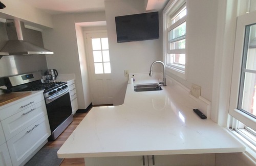Cleveland Casa | Charming 2-bedroom house with WiFi, AC/heating in Cleveland Heights.Whole house.