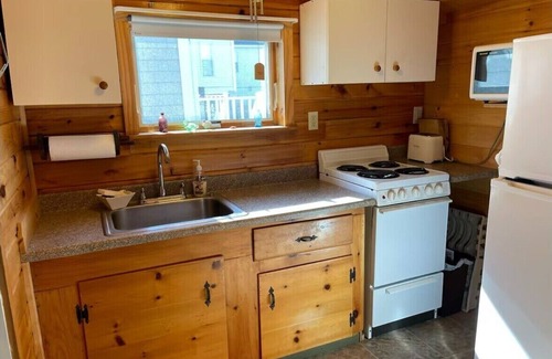 Old Orchard Beach Cabaña | Charming 2-bedroom Oceanside Cottage in Old Orchard Beach