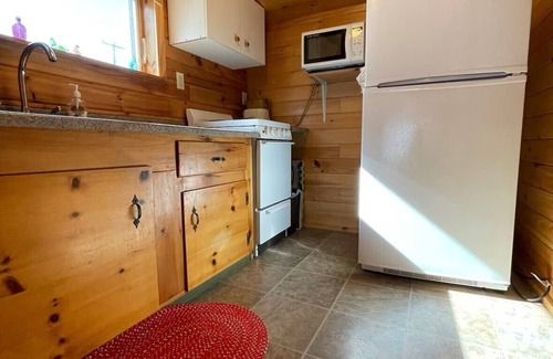 Old Orchard Beach Cabaña | Charming 2-bedroom Oceanside Cottage in Old Orchard Beach