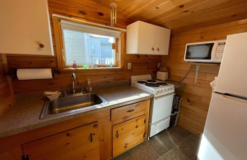 Old Orchard Beach Cabaña | Charming 2-bedroom Oceanside Cottage in Old Orchard Beach