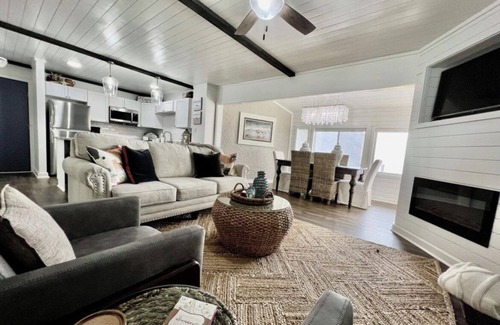 Upper Grand Lagoon Condominio | Charming 2-bedroom condo with Marina views in Panama City Beach, FL
