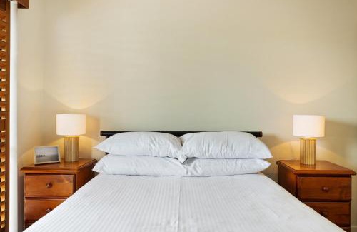 New Farm Apartamento | Charming 2-Bed Apartment with City Views