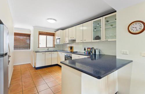New Farm Apartamento | Charming 2-Bed Apartment with City Views
