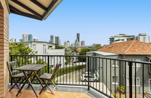 New Farm Apartamento | Charming 2-Bed Apartment with City Views