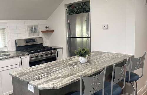 Afton Casa | Charming 2-bed bungalow 2 bed 1 bath house fenced yard washer and dryer private
