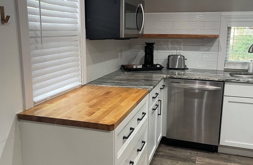 Afton Casa | Charming 2-bed bungalow 2 bed 1 bath house fenced yard washer and dryer private