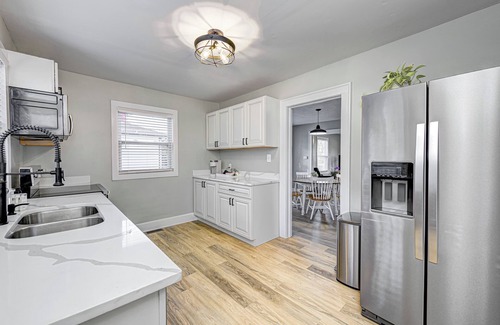 Wayne Casa | Charming 2-bed home 5 miles to Motor speedway, & 11 miles to Lucas oil stadium.