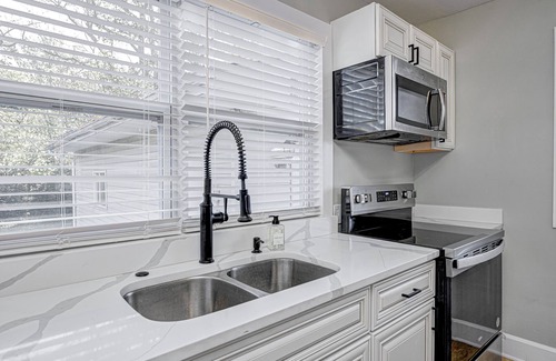 Wayne Casa | Charming 2-bed home 5 miles to Motor speedway, & 11 miles to Lucas oil stadium.