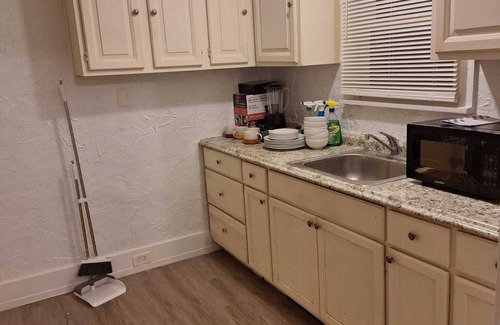 Garfield Heights Apartamento | Charming 2-bedroom apartment with WiFi, AC in awesome Garfield Heights 29U