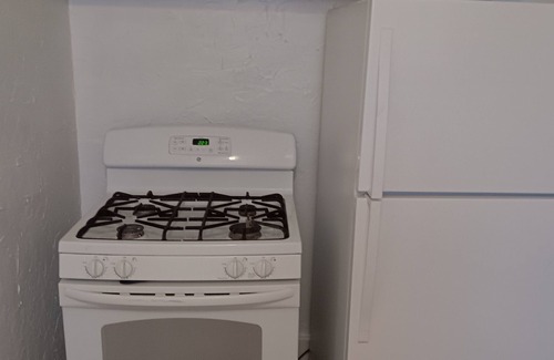 Garfield Heights Apartamento | Charming 2-bedroom apartment with WiFi, AC in awesome Garfield Heights 29U