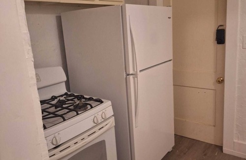 Garfield Heights Apartamento | Charming 2-bedroom apartment with WiFi, AC in nice Garfield Heights 27L