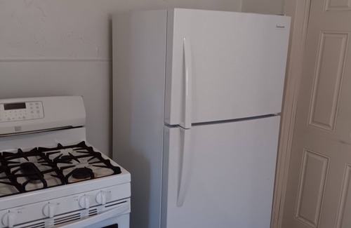 Garfield Heights Apartamento | Charming 2-bedroom apartment with WiFi, AC in nice Garfield Heights 27L