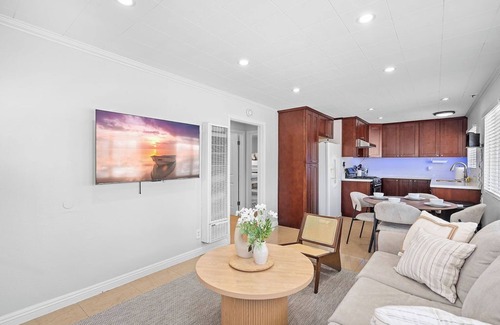 Sunset Beach Casa | Charming 2-bedroom house few step to Sand, near Down town Huntington Beach