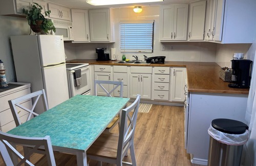 Diplomat Casa | Charming 2-bedroom mobile home with AC, WiFi in North Fort Myers