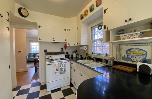 Fry's Spring Casa | Charming 2 bedroom Brick Cottage in Charlottesville, minutes from Scott Stadium