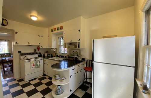 Fry's Spring Casa | Charming 2 bedroom Brick Cottage in Charlottesville, minutes from Scott Stadium