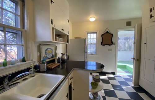 Fry's Spring Casa | Charming 2 bedroom Brick Cottage in Charlottesville, minutes from Scott Stadium