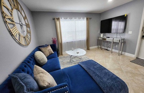 Deerfield Beach Condominio | Charming 2-bedroom condo in fabulous Deerfield Beach with AC, WiFi, 55+