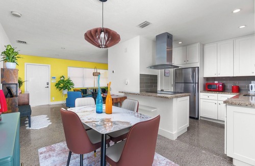 Middle River Terrace Casa | Charming 2-bedrm house with amazing pool, WiFi, AC in delightful Fort Lauderdale