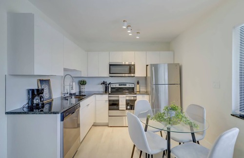 Coral Ridge Isles Apartamento | 2BR Coastal Getaway with Pool, 5 min from the beach!