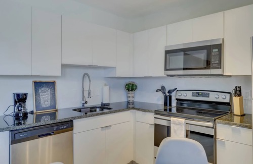 Coral Ridge Isles Apartamento | 2BR Coastal Getaway with Pool, 5 min from the beach!