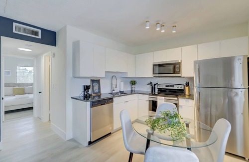 Coral Ridge Isles Apartamento | 2BR Coastal Getaway with Pool, 5 min from the beach!