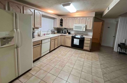Villa Primera Casa | Charming 2-bedroom house with Wi-Fi, Washer, Dryer, and Pool in Pensacola Beach.