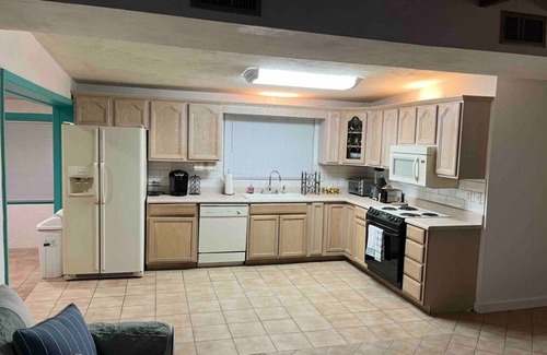 Villa Primera Casa | Charming 2-bedroom house with Wi-Fi, Washer, Dryer, and Pool in Pensacola Beach.