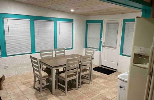Villa Primera Casa | Charming 2-bedroom house with Wi-Fi, Washer, Dryer, and Pool in Pensacola Beach.