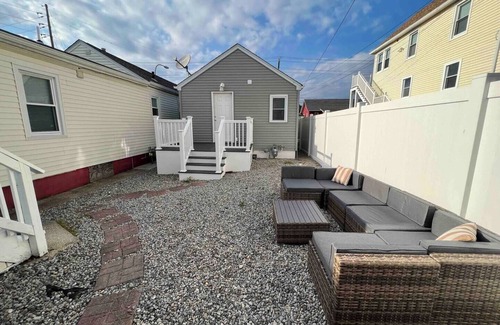 Seaside Heights Cabaña | Charming 2-bedroom cottage and courtyard with WiFi, AC in Seaside Heights