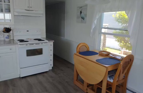 Snug Harbor Cabaña | Charming 2-bedroom cottage in wonderful East Matunuck State Beach RI, Waterfront