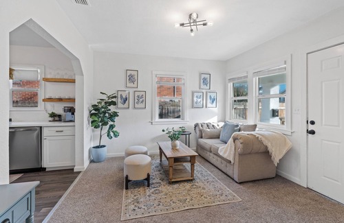 Sacramento Cabaña | Charming 2-bedroom cottage with WiFi, AC in enjoyable West Sacramento