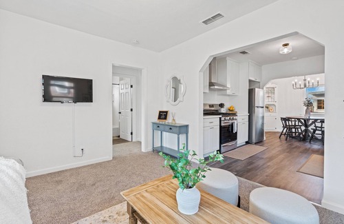 Sacramento Cabaña | Charming 2-bedroom cottage with WiFi, AC in enjoyable West Sacramento