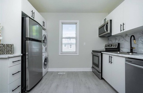 St. Catharines Casa | Charming 2-bedroom house with AC, WiFi in fabulous St. Catharines
