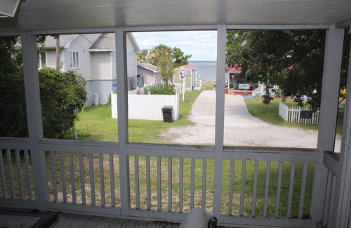 Crystal Coast Casa | Charming 2-bedroom house in lovely Atlantic Beach with AC